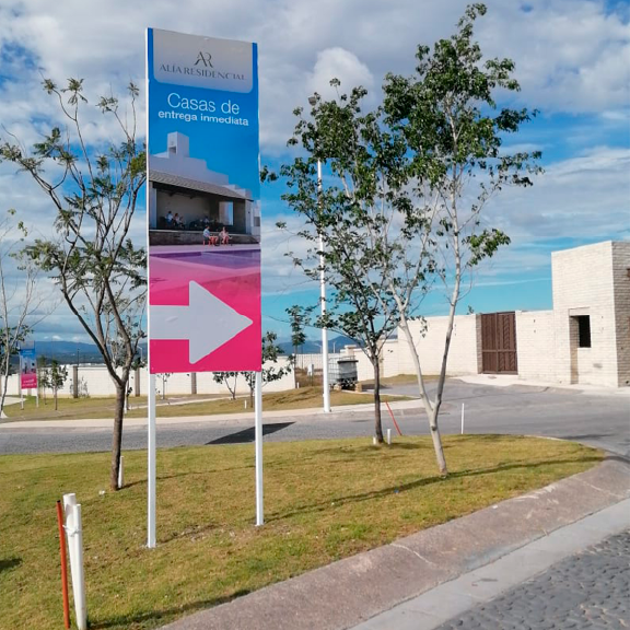 Estructura publicitaria en desarrollo inmobiliario o fraccionamiento 6